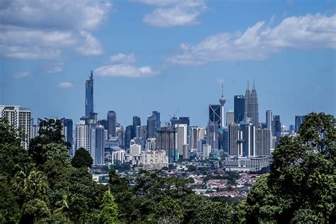  “Walking Through Kuala Lumpur: A Journey into Urban Transformation” - Unmasking the Architectural Tapestry of Malaysia’s Bustling Metropolis